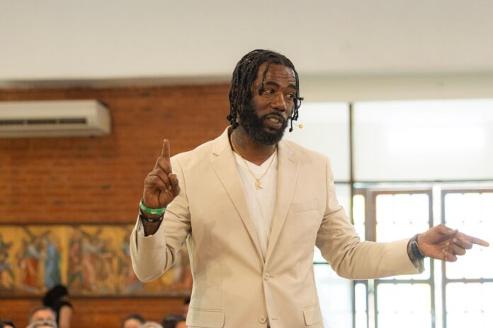 Kiana Calloway, protagonista del documental “La misión de Kiana”, comparte cómo el Semáforo de Eliminación de Pobreza de la Fundación Paraguaya lo inspiró a transformar su vida y ayudar a otros a superar la pobreza y la exclusión social.