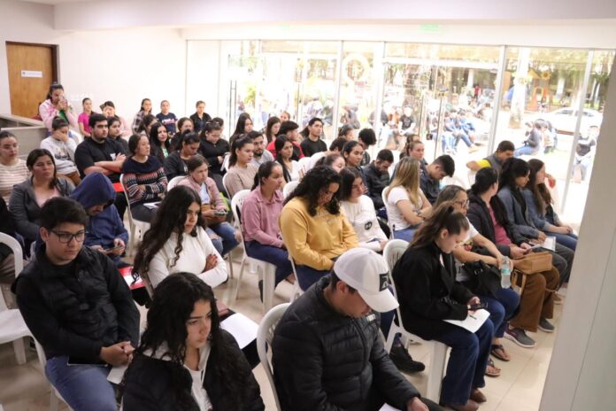 Más de 300 jóvenes de Caazapá reciben becas con apoyo de Yacyretá - Foto: Gobernacion de Caazapá Más de 300 jóvenes de Caazapá reciben becas con apoyo de Yacyretá - Foto: Gobernacion de Caazapá