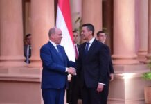 Príncipe de Mónaco está atraído por energía limpia y renovable de Paraguay El príncipe Alberto II de Mónaco y el presidente de Paraguay, Santiago Peña.Foto: Daniel Duarte