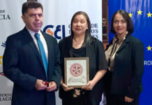 FUNDACIÓN PARAGUAYA RECIBE RECONOCIMIENTO NACIONAL POR SU APORTE A LA REINSERCIÓN SOCIAL La Fundación Paraguaya recibe el reconocimiento en la categoría Organizaciones de la Sociedad Civil por su proyecto “Fábrica de Juguetes y el Semáforo llegan a La Esperanza”, durante el acto realizado en el Centro Cultural del Puerto de Asunción, que destacó iniciativas orientadas a la reinserción social y la construcción de oportunidades para personas privadas de libertad.