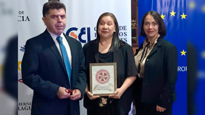 La Fundación Paraguaya recibe el reconocimiento en la categoría Organizaciones de la Sociedad Civil por su proyecto “Fábrica de Juguetes y el Semáforo llegan a La Esperanza”, durante el acto realizado en el Centro Cultural del Puerto de Asunción, que destacó iniciativas orientadas a la reinserción social y la construcción de oportunidades para personas privadas de libertad. La Fundación Paraguaya recibe el reconocimiento en la categoría Organizaciones de la Sociedad Civil por su proyecto “Fábrica de Juguetes y el Semáforo llegan a La Esperanza”, durante el acto realizado en el Centro Cultural del Puerto de Asunción, que destacó iniciativas orientadas a la reinserción social y la construcción de oportunidades para personas privadas de libertad.