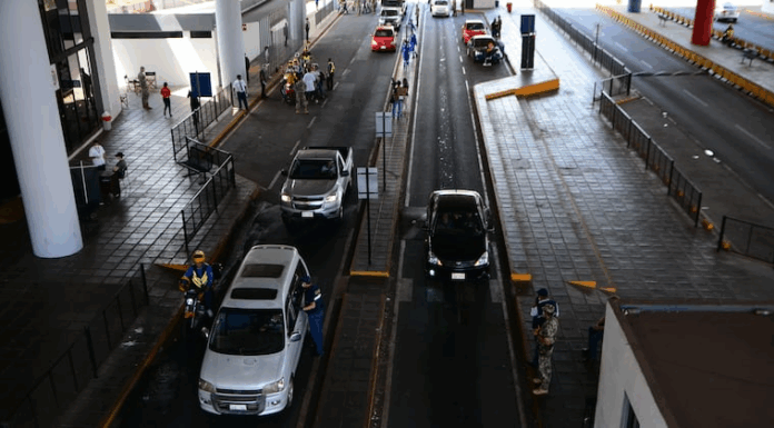 Los documentos son exigidos en los puestos migratorios. (Foto: Ever MONGELOS / AFP)