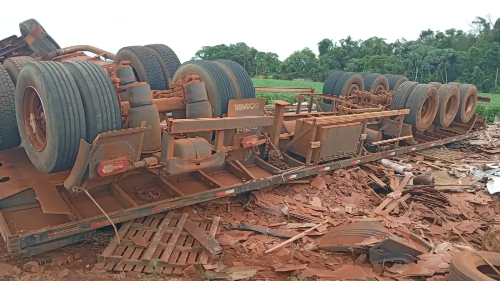 Trabajador quedó atrapado tras vuelco de un camión semirremolque Un trabajador quedó atrapado en la cabina tras el vuelco de un camión de gran porte este lunes.Foto: Gentileza