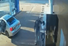 Asaltan surtidor en CDE: retraso del administrador evitó millonario golpe Los delincuentes amenazaron a las víctimas con armas de fuego. Imagen: captura de video.