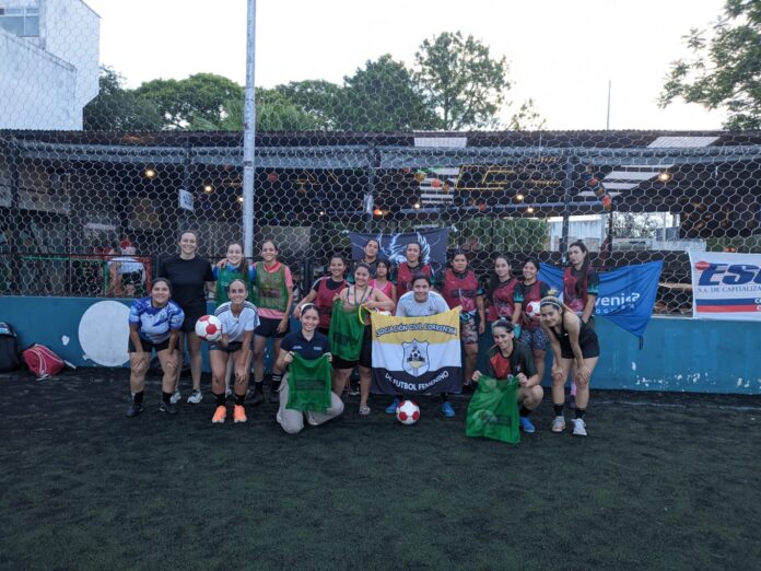 Jóvenes participantes de los programas Fútbol Sin Pobreza y Fútbol y Emprendedurismo, impulsados por la Fundación Paraguaya, donde el deporte se combinó con educación financiera y desarrollo de habilidades para la vida, beneficiando a 207 niños, adolescentes y jóvenes en Paraguay y Argentina durante 2025.