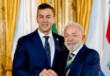 Acuerdo Unión Europea-Mercosur será este sábado al mediodía en el BCP Santiago Peña y Luiz Inácio Lula da Silva, presidente de Brasil, durante un encuentro años atrás. Archivo.