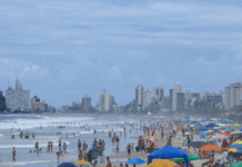 Más de 2.000 paraguayos salen por día del país rumbo a las playas del Brasil Destino. Como acto de supervivencia, se prefiere alguna de las miles de playas brasileñas.afp