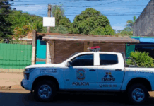 Capturan a un hombre por intento de feminicidio en plena vía pública de Encarnación Agentes policiales de la Comisaría primera de Encarnación detuvieron al sospechoso del intento de feminicidio.Foto: Antonio Rolín.