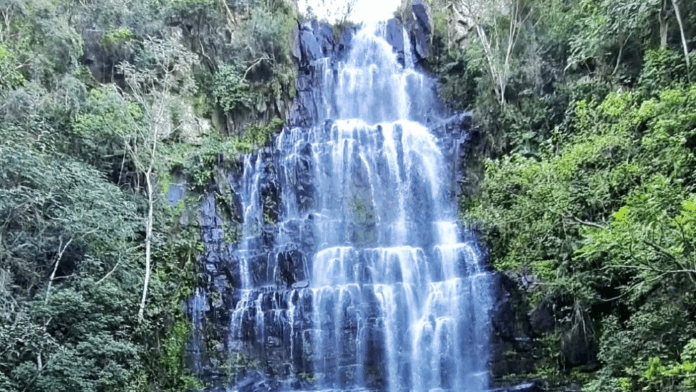 Belleza. El salto cumple un rol económico y social clave para las comunidades y un conflicto así deja un impacto negativo de arriba para abajo. ARCHIVO