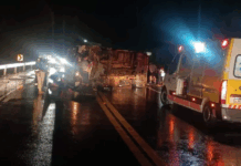 Una persona fallece y otras resultan heridas tras vuelco de bus con chapa paraguaya en Brasil Un bus con chapa paraguaya volcó en Brasil.Foto: Gentileza.