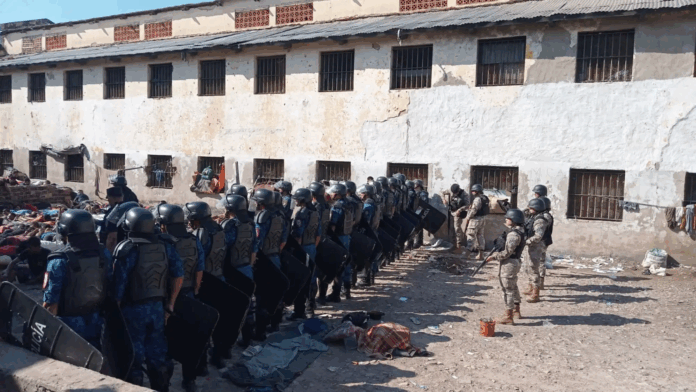 Agentes policiales fuertemente armados ingresaron a la penitenciaría de Tacumbú ante protesta de internos del pabellón Rancho Alta.Foto: Gentileza-Policía Nacional.