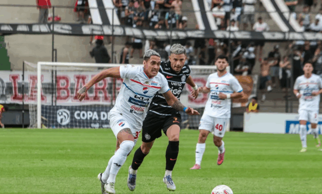 Jugadores de Nacional y Olimpia se disputan el balón.Foto: Gentileza