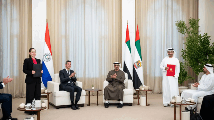 Durante la visita oficial de Santiago Peña a Emiratos Árabes, Paraguay concretó la firma de tres Memorandos de Entendimiento de alto impacto estratégico, destinados a impulsar la modernización de su infraestructura en los sectores aeroportuario, energético y ferroviario.Foto: Gentileza.