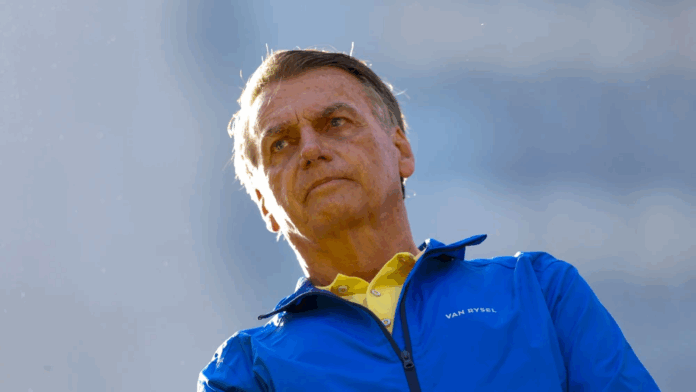 El expresidente brasileño Jair Bolsonaro fue trasladado al hospital el 13 de marzo de 2026 tras sentirse mal en la prisión donde cumple condena por planear un golpe de Estado, según su hijo.Foto: AFP.