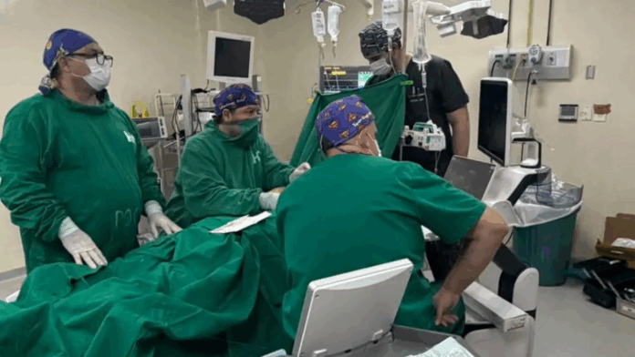 Una anomalía del desarrollo fetal en la que uno de los fetos no desarrolla adecuadamente el corazón ni otras estructuras vitales y depende completamente de la circulación del otro para sobrevivir motivó la realización de la cirugía hecha a una embarazada de gemelos.Foto: Gentileza.